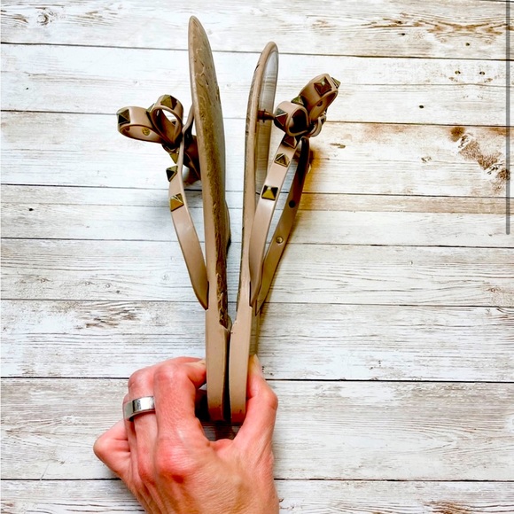 Valentino Rubber Rockstud Thong Sandal Poudre Size 38 US 8 - Picture 1 of 9